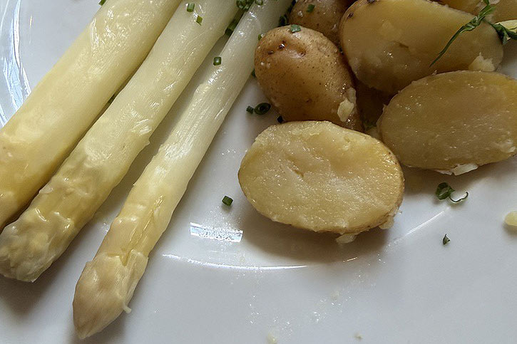 der erste frische Spargel im DER PSCHORR (&copy;Foto: Martin Schmitz) 